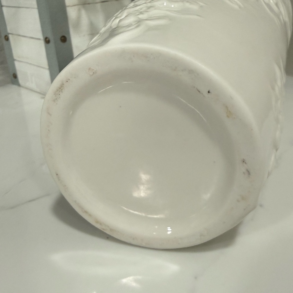 💙2 for $12 Stunning flower vase floral embossed ceramic ivory - Picture 4 of 8